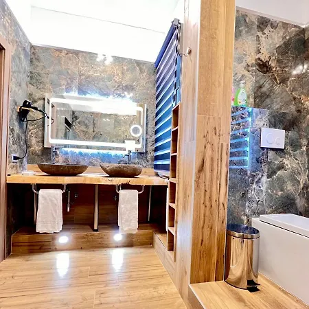 Carrubba's Luxury Apartment