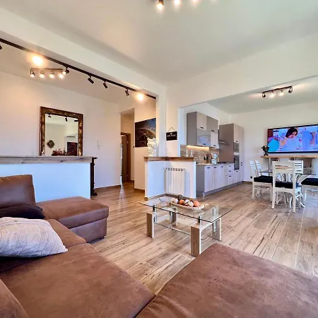 Carrubba's Luxury Apartment *