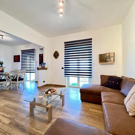 Carrubba's Luxury Apartment *