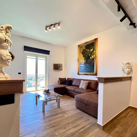 Carrubba's Luxury Apartment *