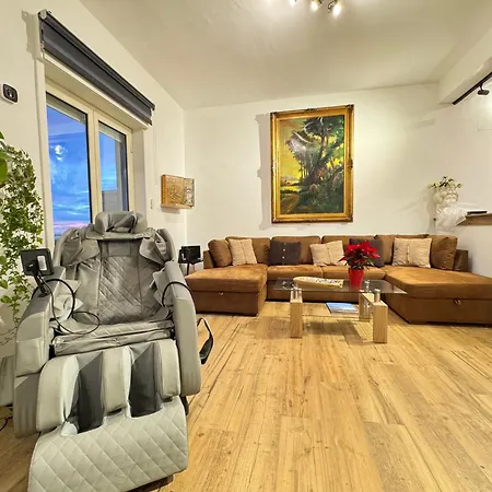 Carrubba's Luxury Apartment *